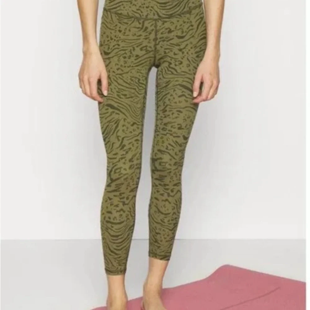 NWOT Athleta Trancend 7/8 leggings - Picture 2 of 3